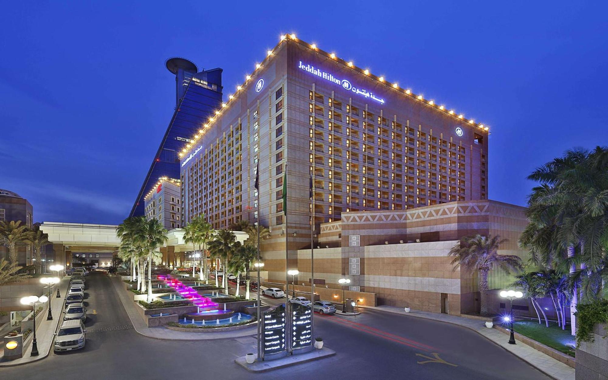 Jeddah Hilton Hotel Exterior photo The hotel at night